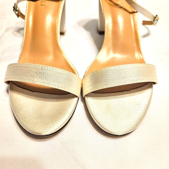 NWOT JJ's House "Annaili" Style Satin Off-White Block Heel Wedding Bride Shoes - Picture 4 of 11